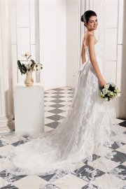 Stunnig Strapless Lace Wedding Gown