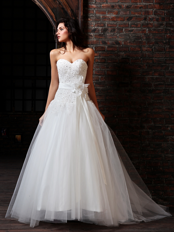 Sweetheart Lace and Tulle A-line Wedding Gown - Click Image to Close