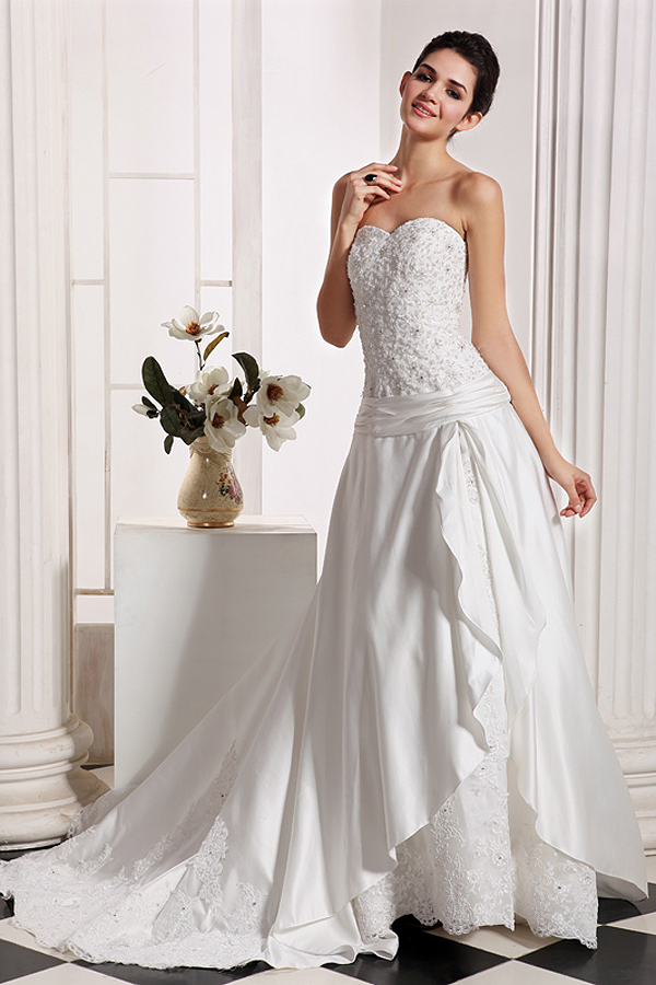 Stunning Sweetheart Wedding Dress with Mini Train - Click Image to Close
