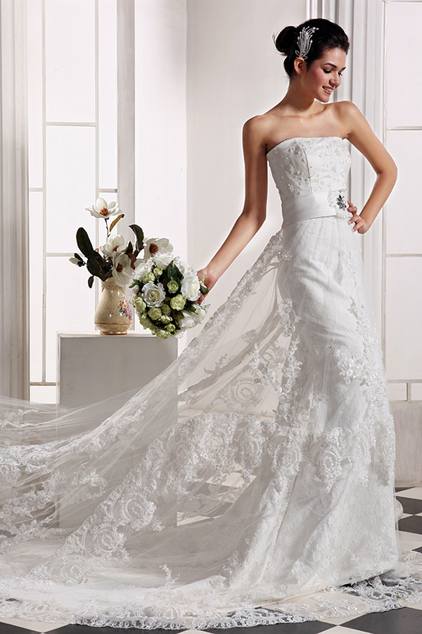 Stunnig Strapless Lace Wedding Gown - Click Image to Close
