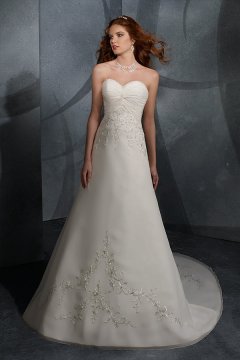 Court Train Flattering Sweetheart Wedding Gown