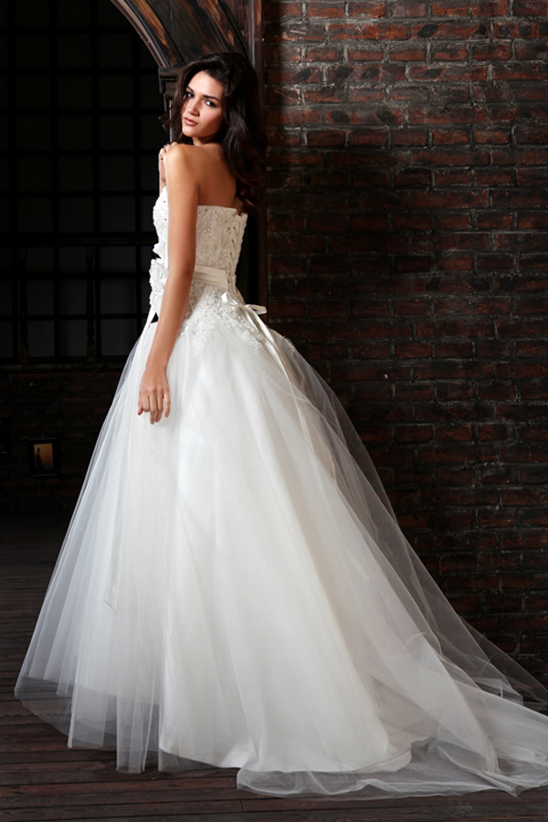 Sweetheart Lace and Tulle A-line Wedding Gown - Click Image to Close