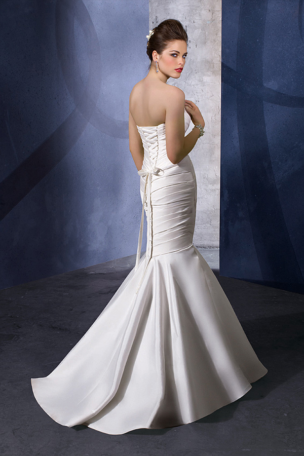 Brush Train Mermaid White Wedding Gown - Click Image to Close