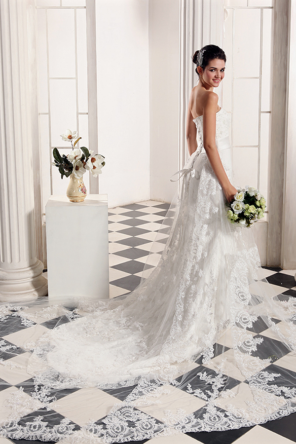 Stunnig Strapless Lace Wedding Gown - Click Image to Close