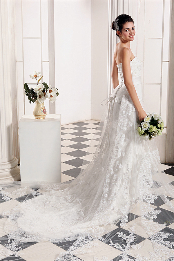 Stunnig Strapless Lace Wedding Gown - Click Image to Close