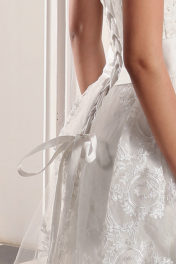 Stunnig Strapless Lace Wedding Gown - Click Image to Close